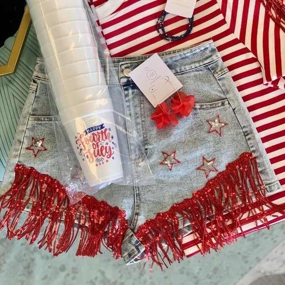 NWT Boutique Main Strip Sequin Star Denim Shorts - True to size with stretch - Picture 3 of 3